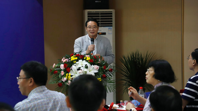 图片6:台湾风湿病医学会常务理事、郑州痛风风湿病医院名誉院长林孝义教授主持远离痛风学术研讨会.jpg