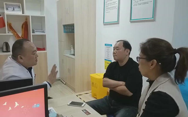 (图:程本维主任在诊室为初诊患者分析病情,并制定个体化治疗方案).jpg
